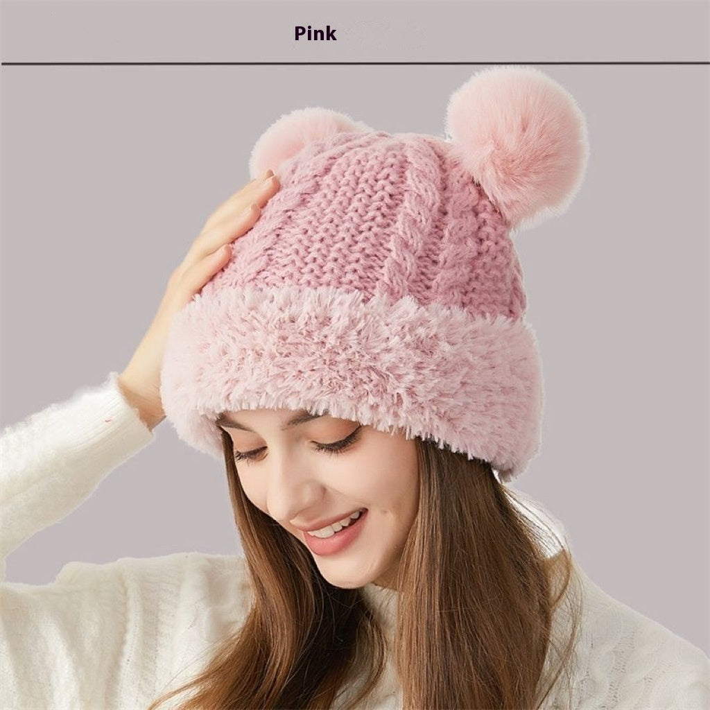 Bonnet mignon tricoté en style fourrure avec pompon