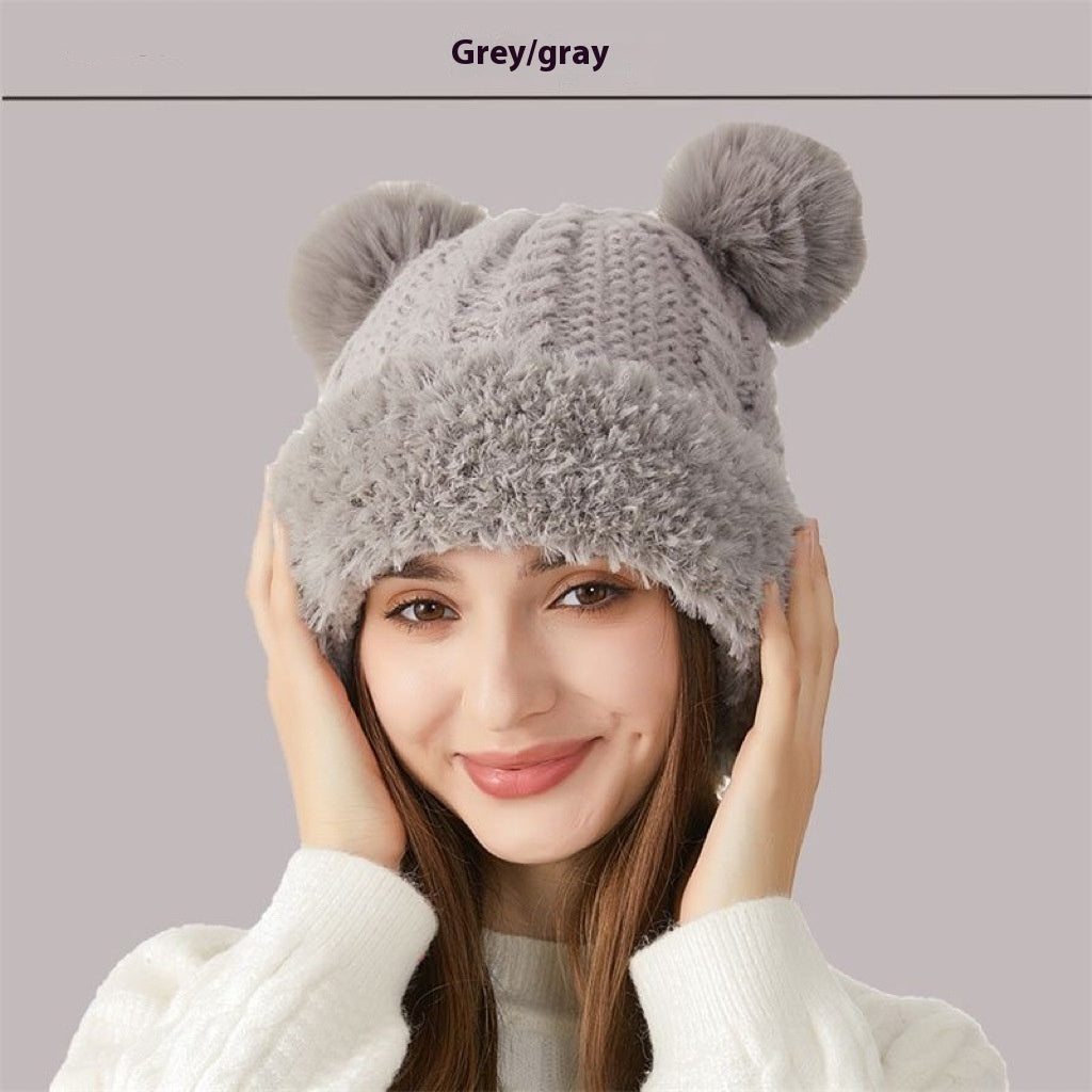 Bonnet mignon tricoté en style fourrure avec pompon