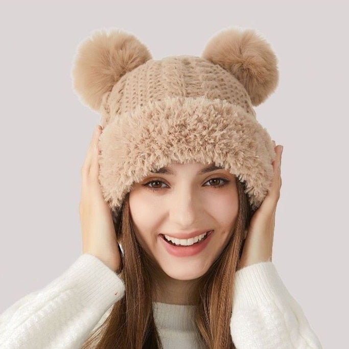 Bonnet mignon tricoté en style fourrure avec pompon