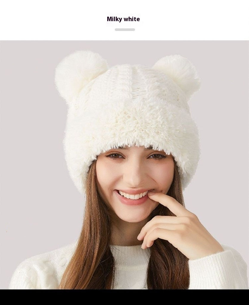 Bonnet mignon tricoté en style fourrure avec pompon