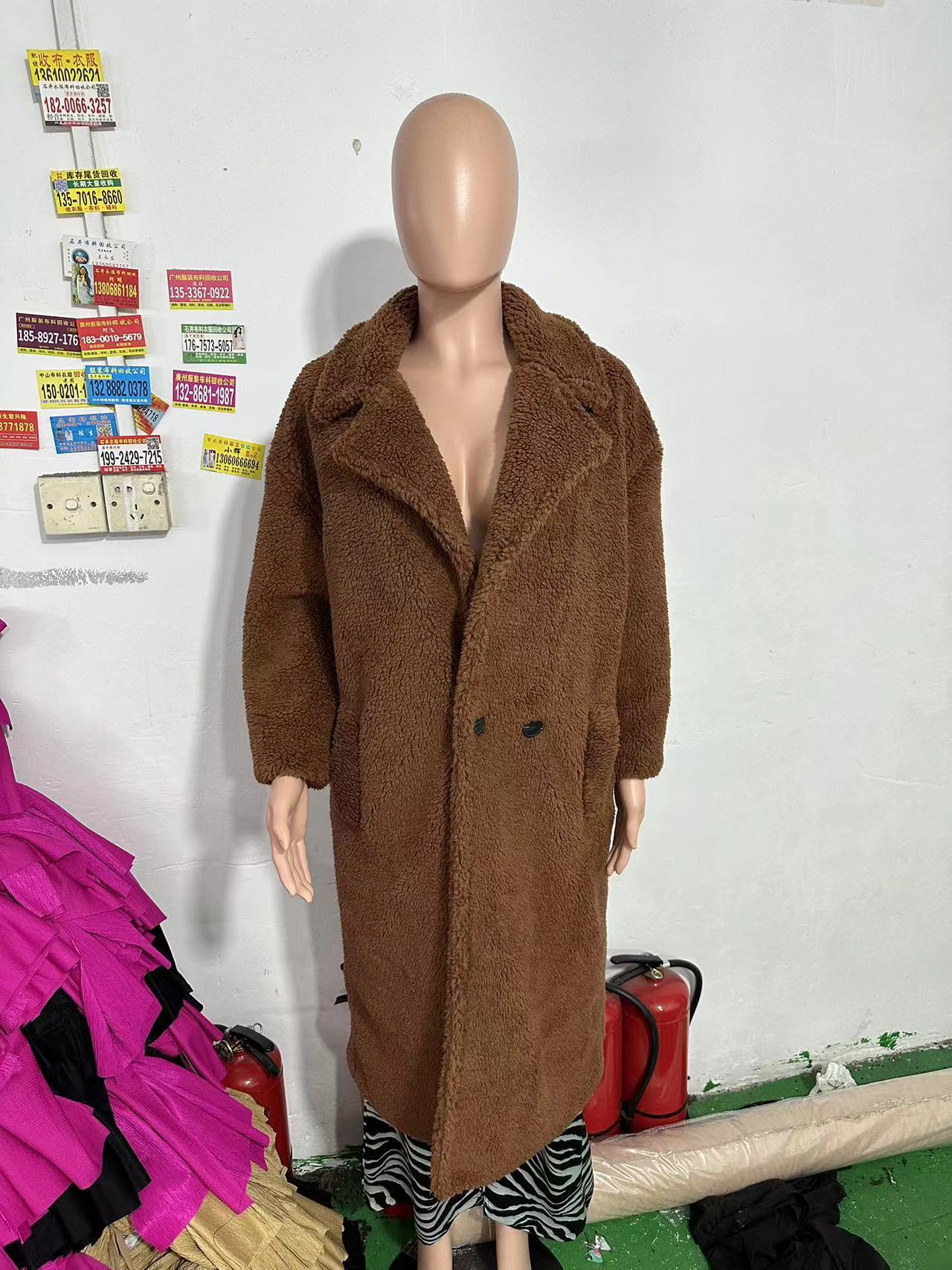 Manteau long en fausse peau d'agneau