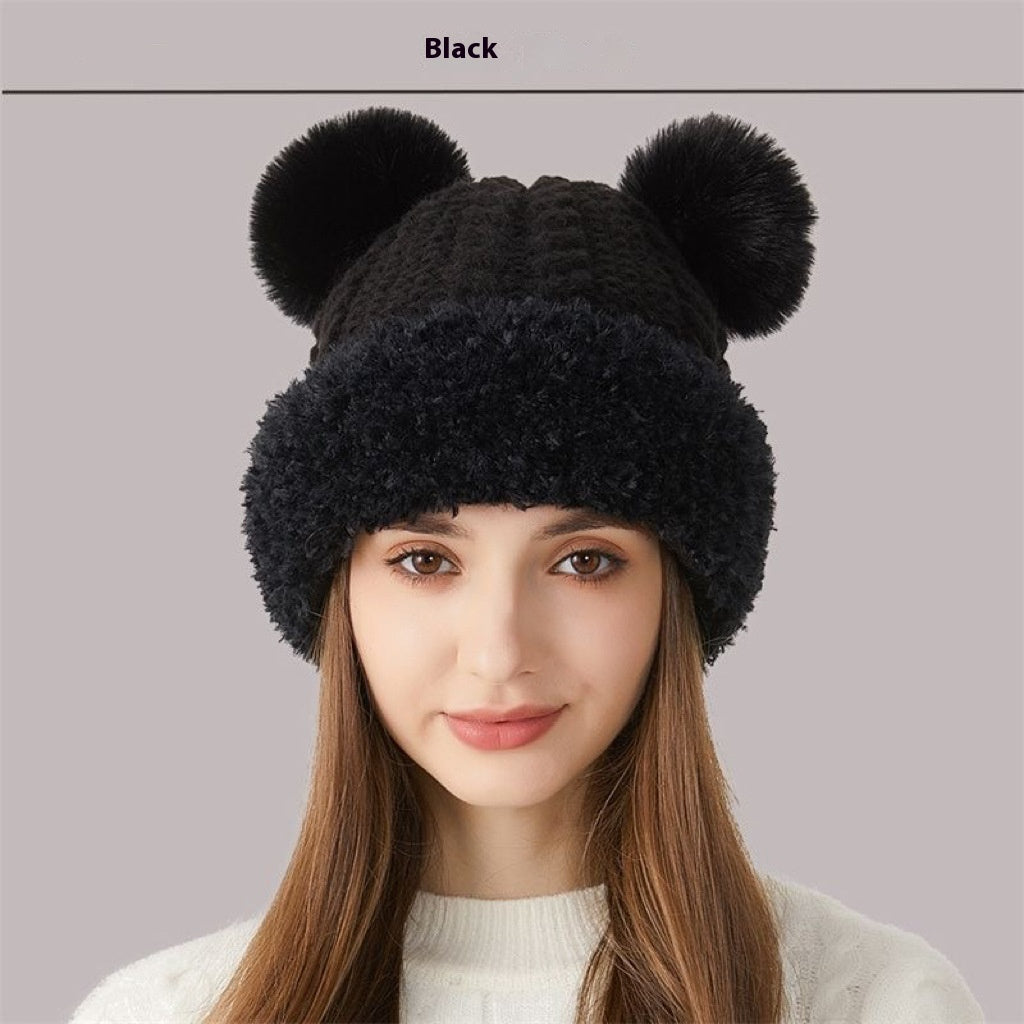 Bonnet mignon tricoté en style fourrure avec pompon